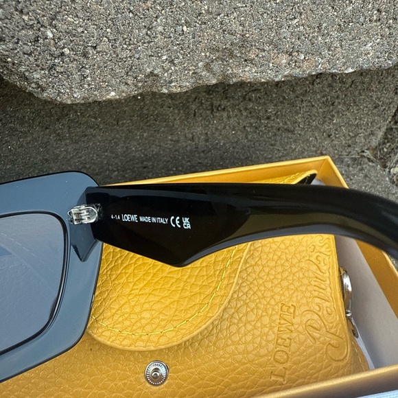 Black Rectangular Sunglasses - Picture 4 of 4